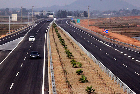 Từ 16/3, ô tô chạy trên cao tốc Nội Bài - Lào Cai sẽ phải đóng phí.